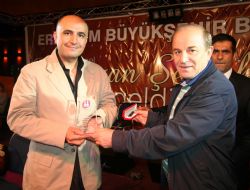 Vali Öztürk'ten Sanatçı Öztürk'e övgü